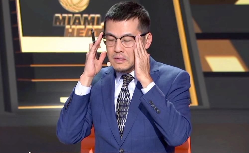 整张海报最亮眼的，就是两个钓鱼的小萌娃，张峻豪奋力提竿，李欣蕊紧紧抱着他帮着保持平衡